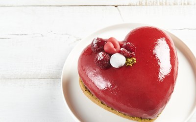 Moederdaghart met matcha, framboos en aardbei